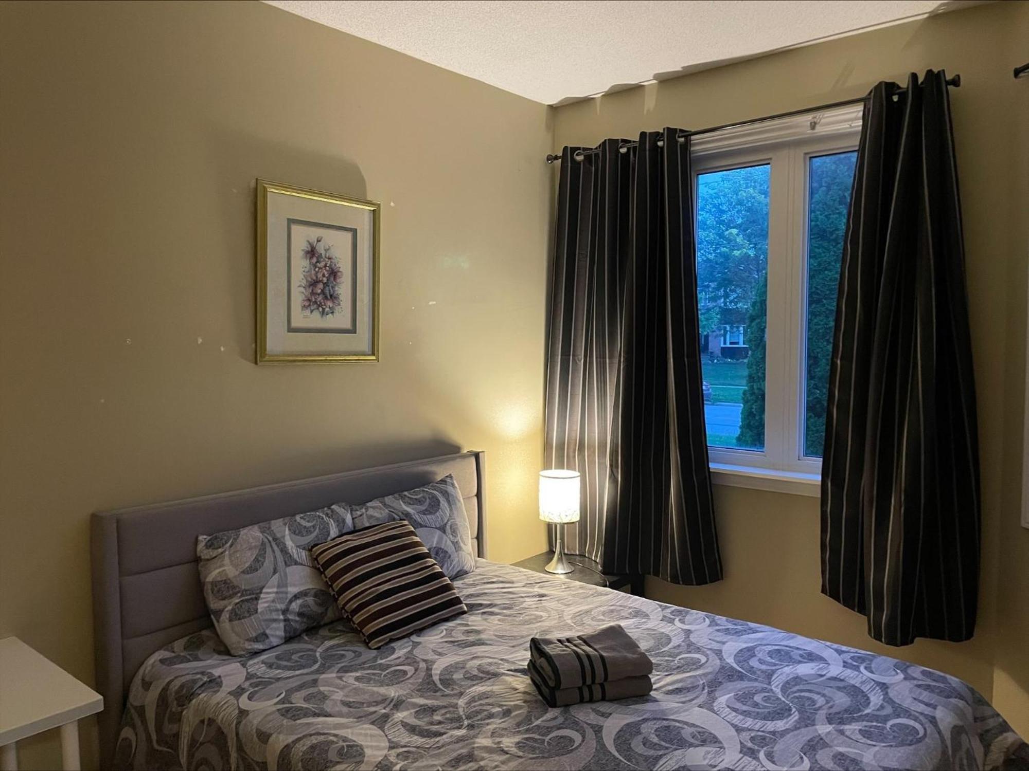 Bhf Near College & Hosp Self-Service Check-In So Fast Net Free Parking In Barrie Exterior photo