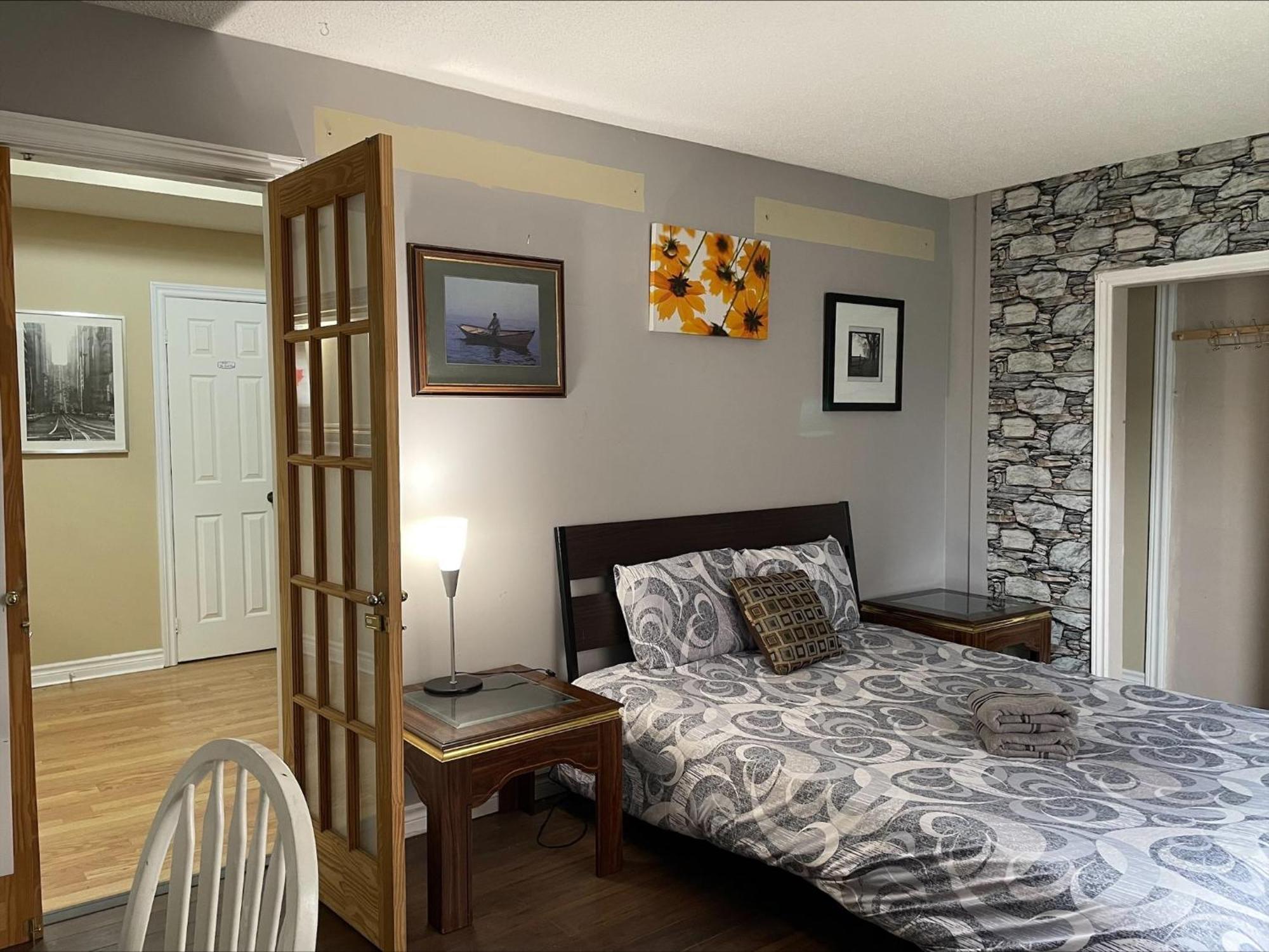 Bhf Near College & Hosp Self-Service Check-In So Fast Net Free Parking In Barrie Exterior photo
