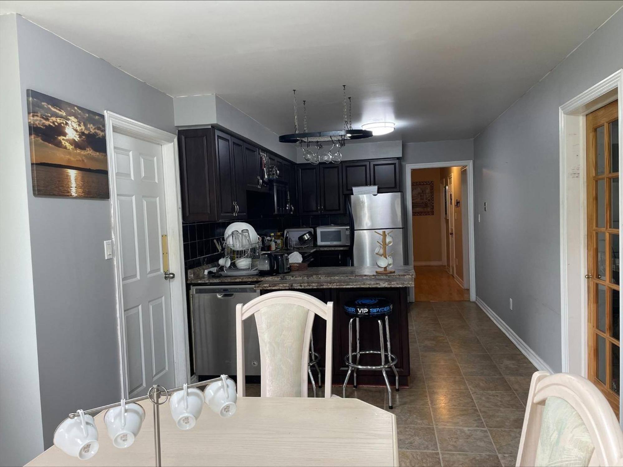 Bhf Near College & Hosp Self-Service Check-In So Fast Net Free Parking In Barrie Exterior photo