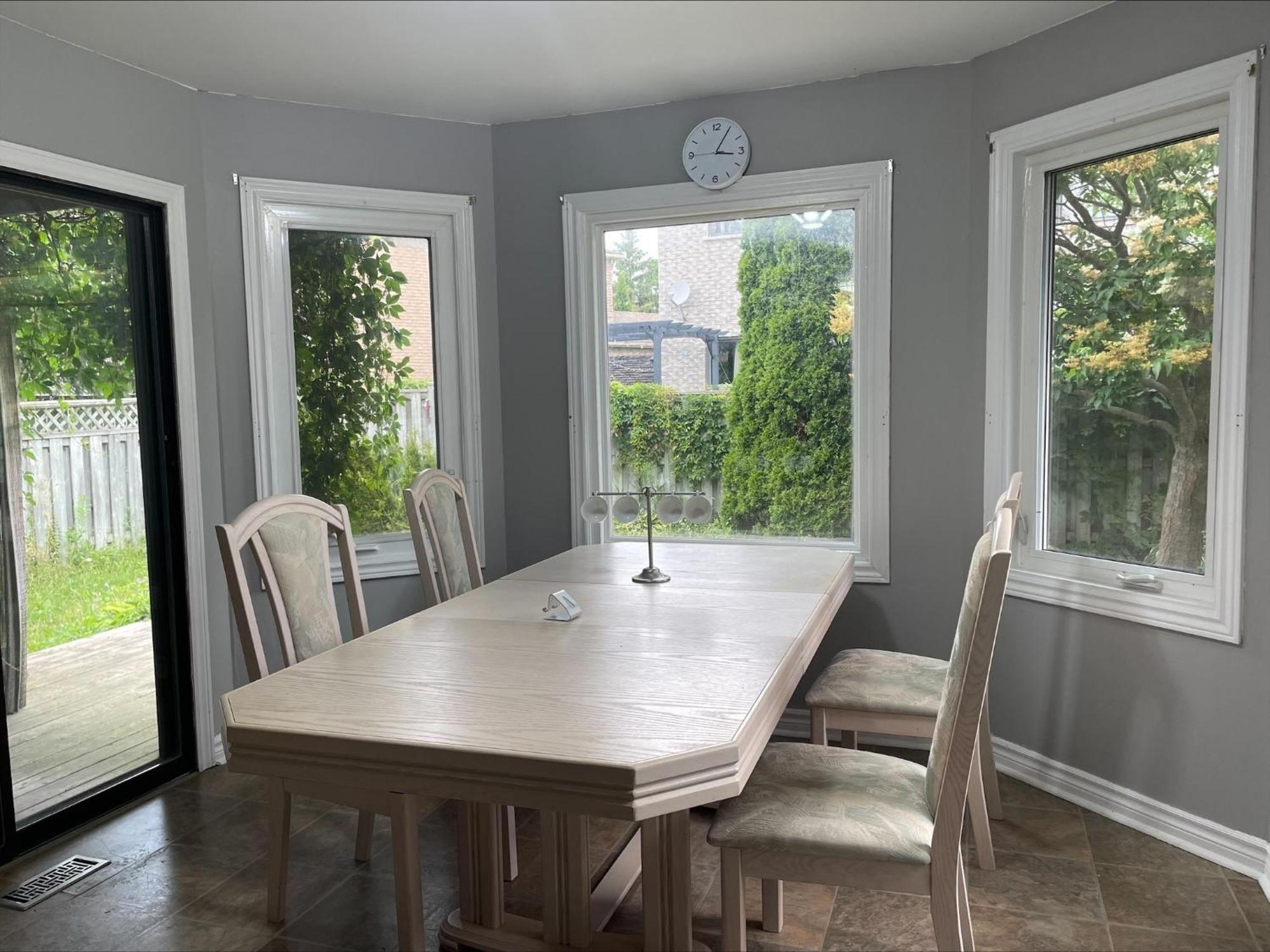 Bhf Near College & Hosp Self-Service Check-In So Fast Net Free Parking In Barrie Exterior photo