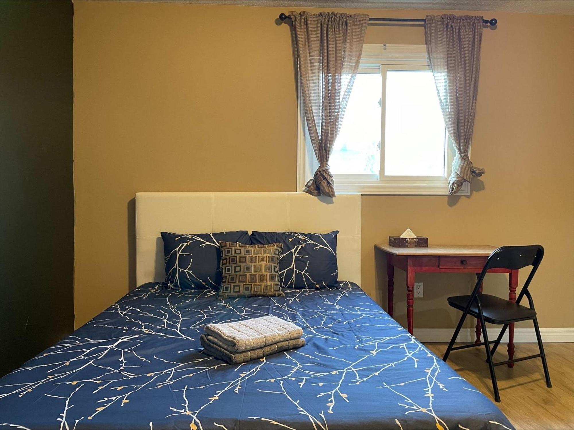 Bhf Near College & Hosp Self-Service Check-In So Fast Net Free Parking In Barrie Exterior photo