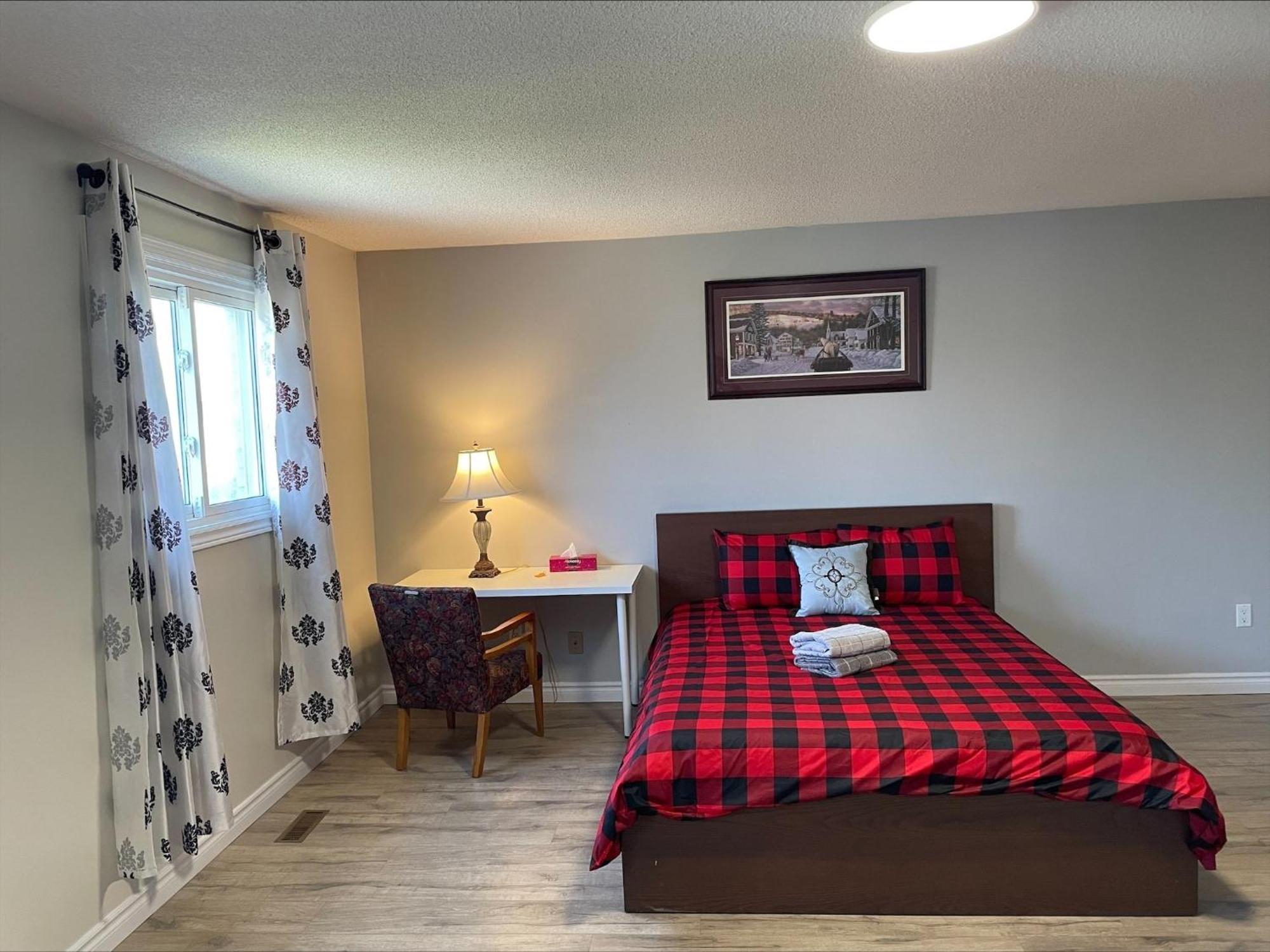 Bhf Near College & Hosp Self-Service Check-In So Fast Net Free Parking In Barrie Exterior photo