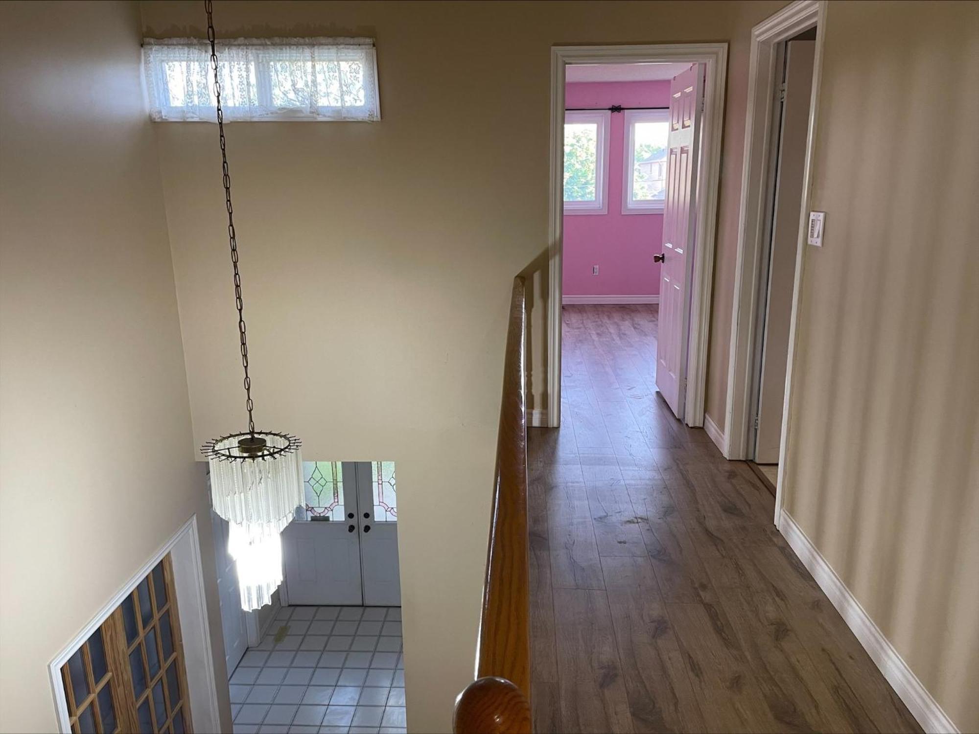 Bhf Near College & Hosp Self-Service Check-In So Fast Net Free Parking In Barrie Exterior photo